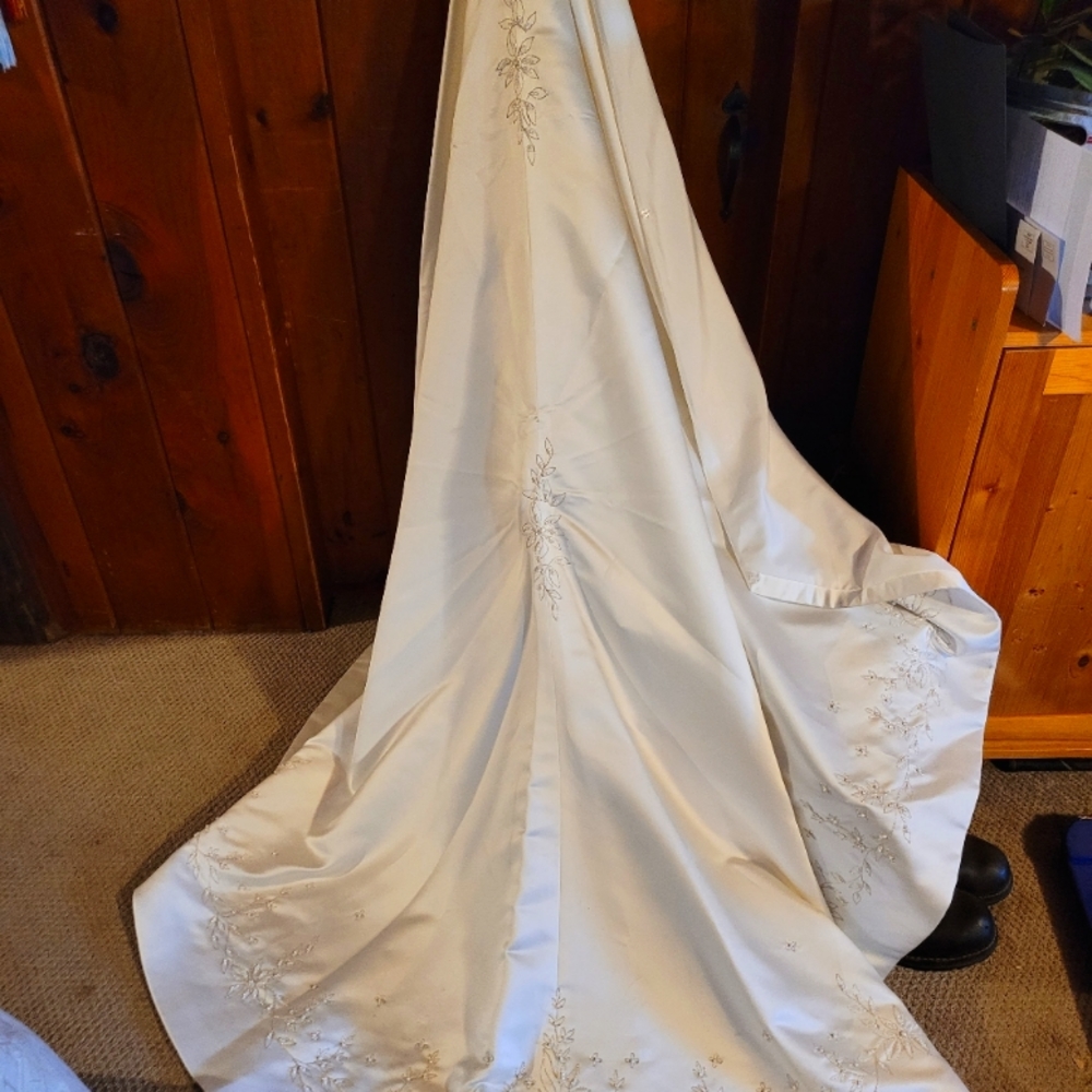 Wedding gown detachable train